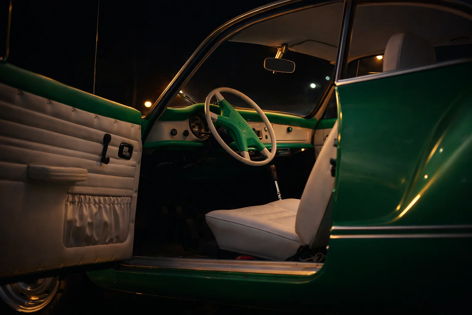 Интерьер Volkswagen Karmann Ghia 1977: кожаный салон и посадка 2+2 для ретро‑прогулки