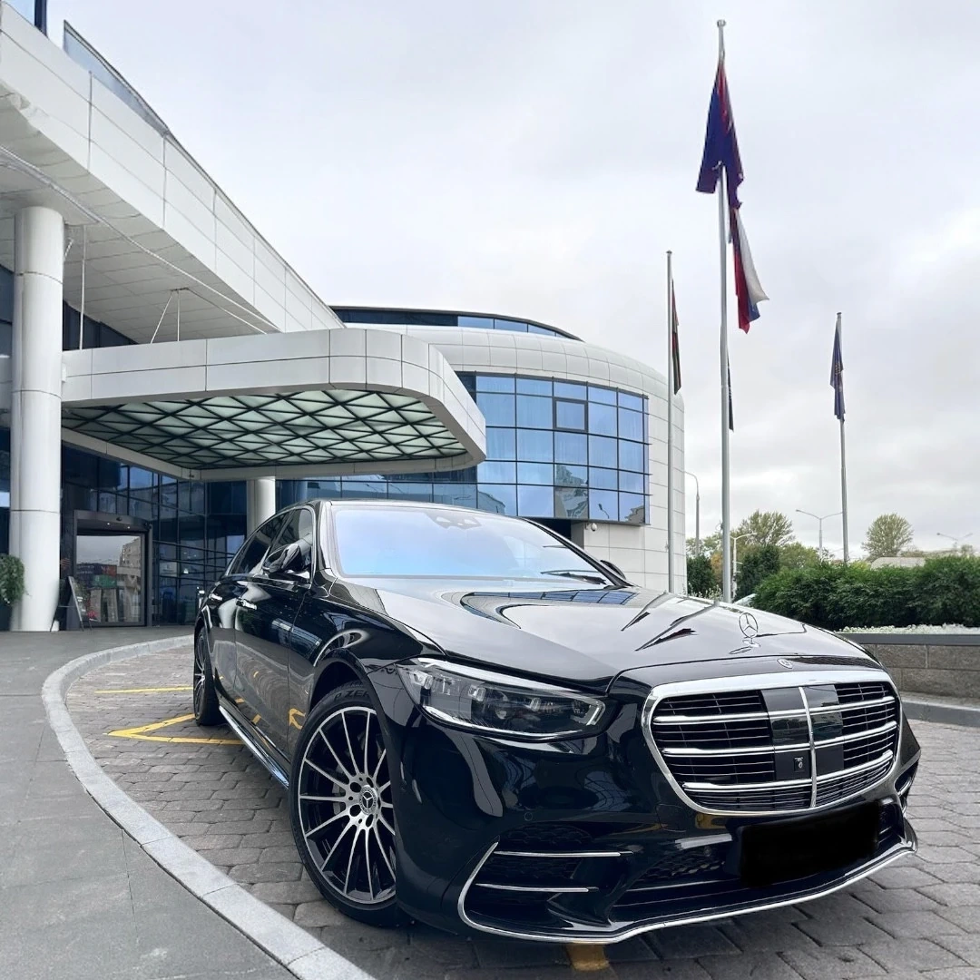Mercedes-Benz W223 S500 чёрного цвета у бизнес-центра в Минске