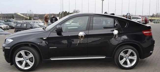 BMW X6 черного цвета